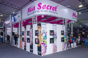 crearqperu-proyectos-diseño-de-stand-stand-mia-secret-slider-principal-01