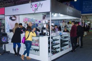 crearqperu-proyectos-diseño-stand-beuaty-store-slide-01